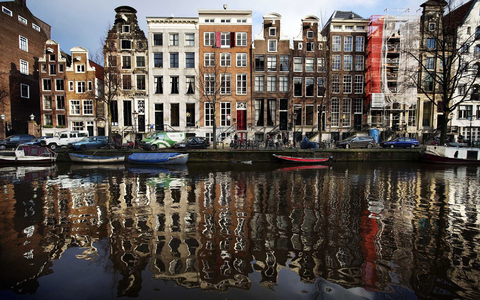 Bald sollen auf den Grachten in Amsterdam nur noch emissionsfreie Boote unterwegs sein (Archivbild). - Foto: picture alliance / dpa