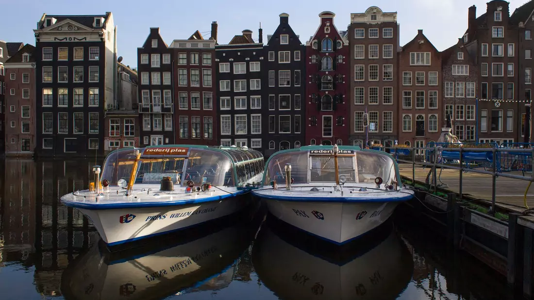 Die meisten Ausflugsschiffe in Amsterdam sind schon elektrisch unterwegs (Archivbild). - Bild: Peter Dejong/AP/dpa