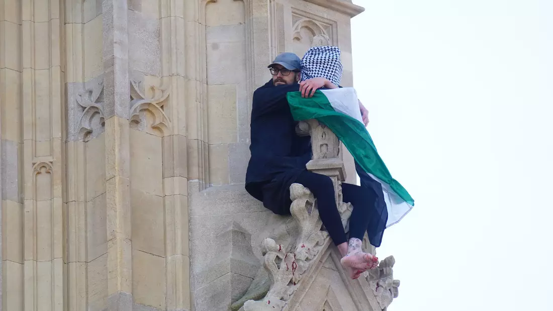 Barfuß war der Mann mit der Flagge auf den Turm geklettert. - Bild: James Manning/PA Wire/dpa
