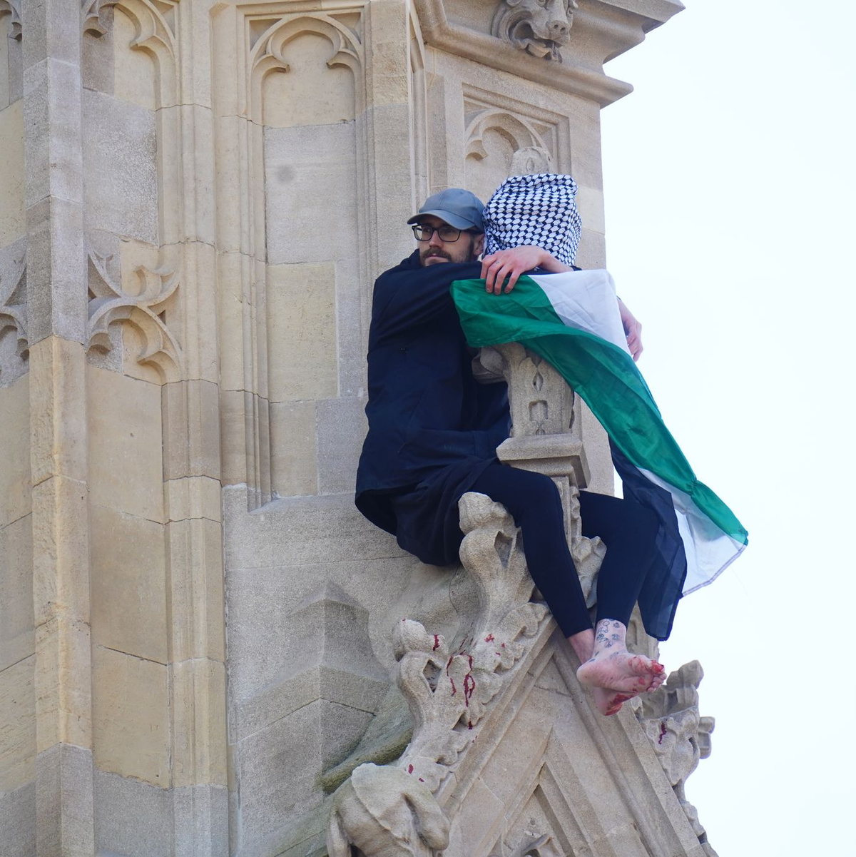Barfuß war der Mann mit der Flagge auf den Turm geklettert. - Foto: James Manning/PA Wire/dpa