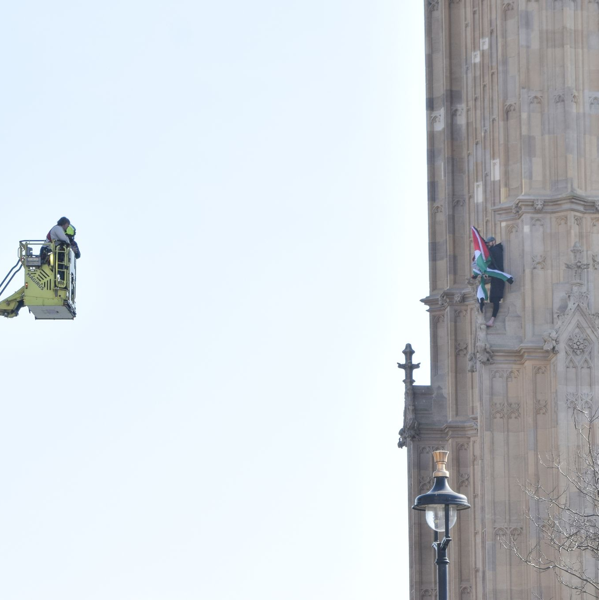 Schon tagsüber hatten Rettungskräfte ihn zum Herunterklettern bringen wollen. - Foto: Vuk Valcic/ZUMA Press Wire/dpa