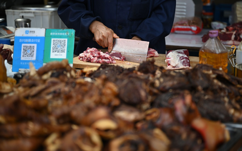 In China sanken die Verbraucherpreise im März wieder, besonders stark betroffen waren Lebensmittel. (Archivbild) - Foto: Johannes Neudecker/dpa