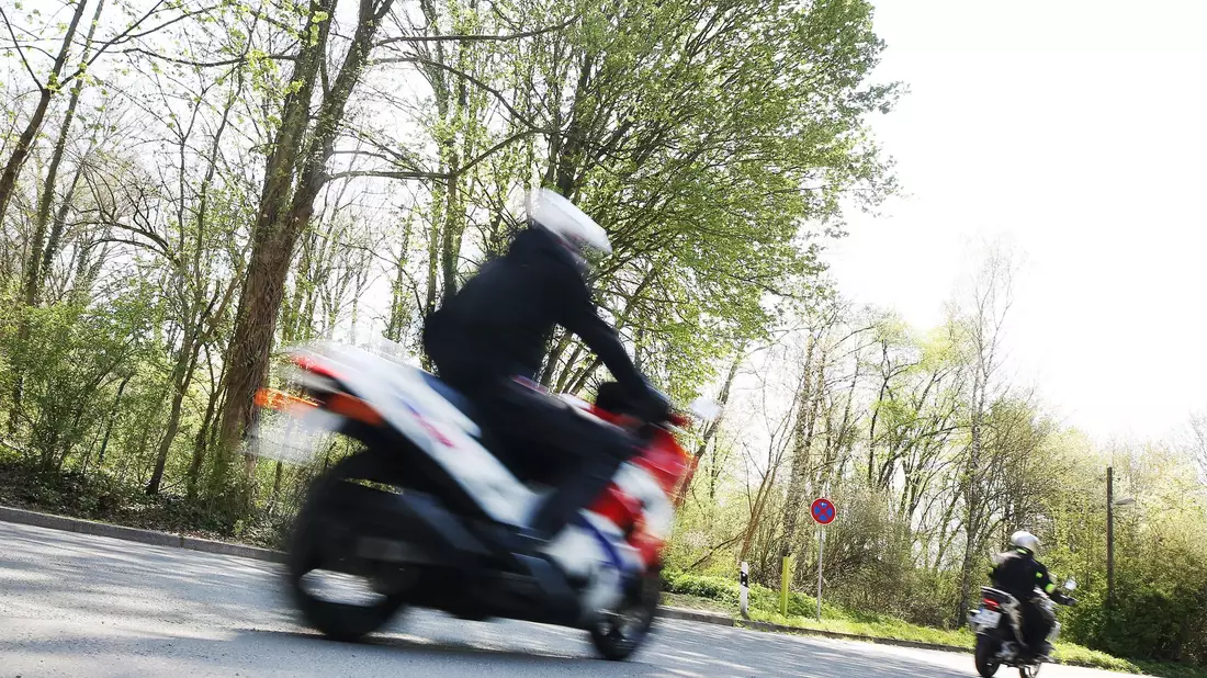 Zu Beginn der Motorradsaison werden am Wochenende viele Biker auf den Straßen erwartet. (Symbolbild) - Bild: Roland Weihrauch/dpa