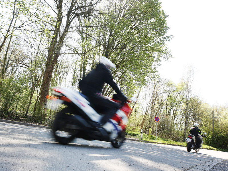 Zu Beginn der Motorradsaison werden am Wochenende viele Biker auf den Straßen erwartet. (Symbolbild) - Foto: Roland Weihrauch/dpa