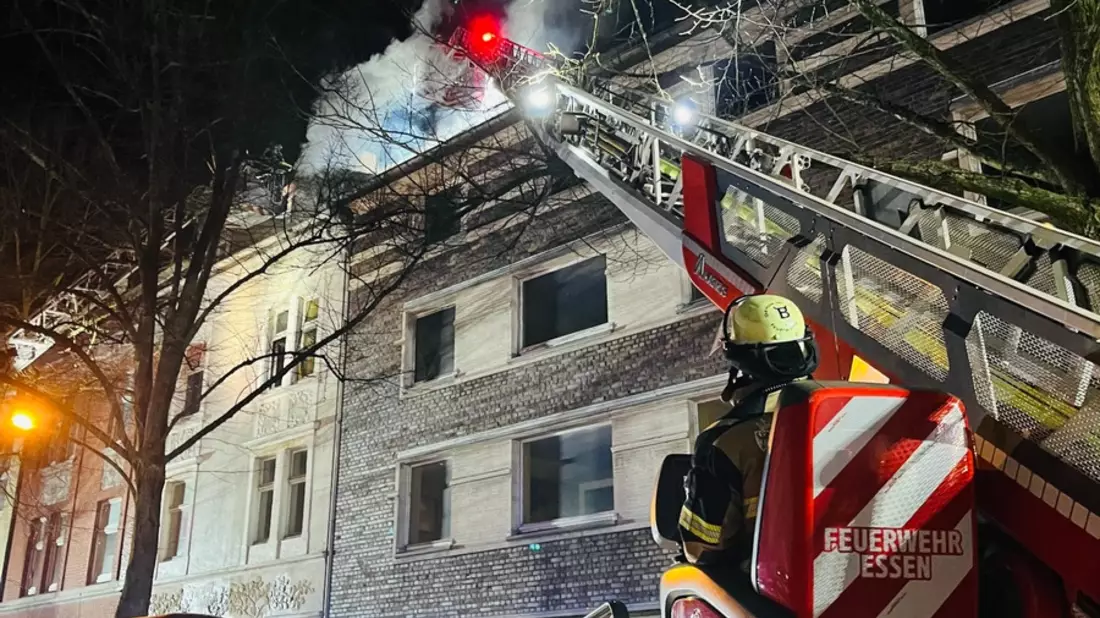 FW-E: Dachstuhlbrand in einem leerstehenden Mehrfamilienhaus - keine Verletzten - Bild: presseportal.de