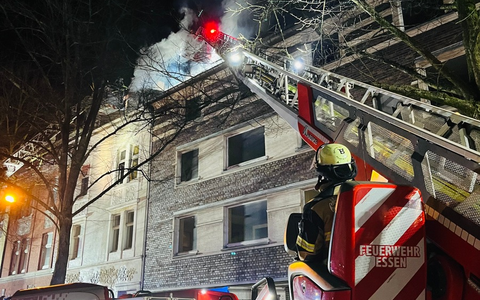 FW-E: Dachstuhlbrand in einem leerstehenden Mehrfamilienhaus - keine Verletzten - Foto: presseportal.de