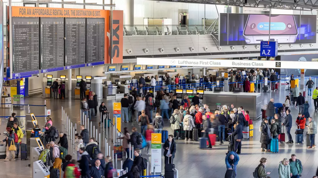 Mehr als 500.000 Flugpassagiere können ihre Reisen am Montag nicht wie geplant antreten. - Bild: Helmut Fricke/dpa