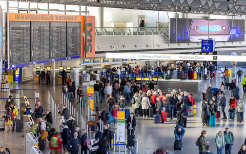 Mehr als 500.000 Flugpassagiere können ihre Reisen am Montag nicht wie geplant antreten. - Foto: Helmut Fricke/dpa
