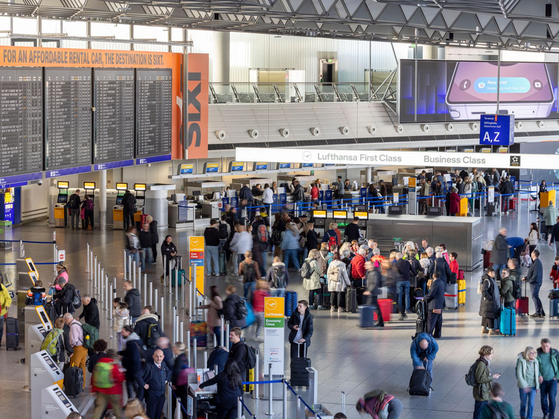 Mehr als 500.000 Flugpassagiere können ihre Reisen am Montag nicht wie geplant antreten. - Foto: Helmut Fricke/dpa