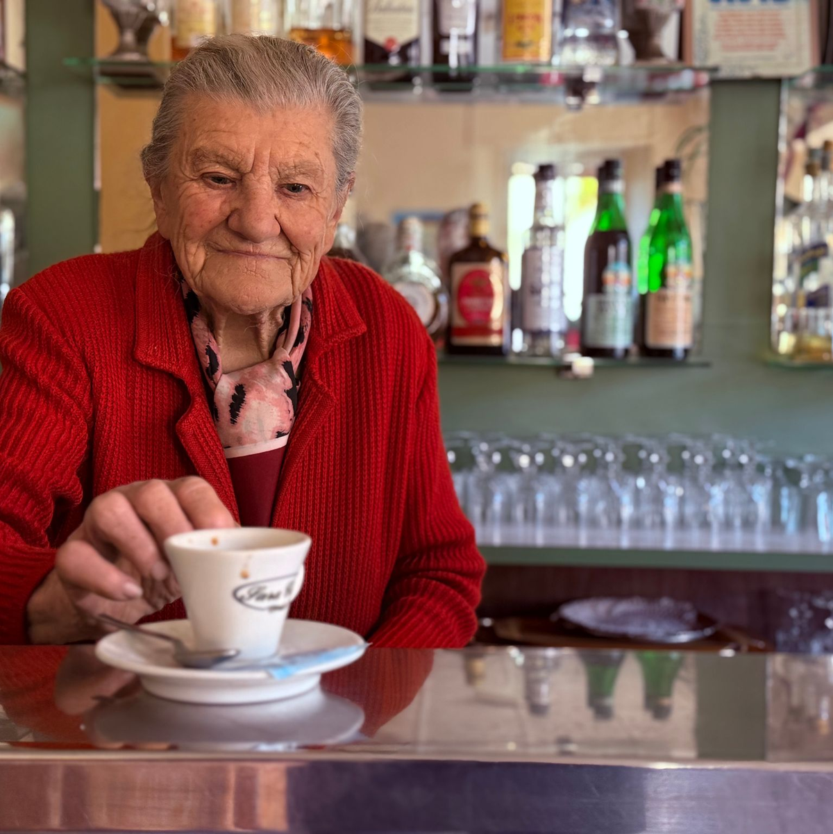 Das Café „Bar Centrale“ ist ein beliebter Anlaufpunkt.  - Foto: Christoph Sator/dpa