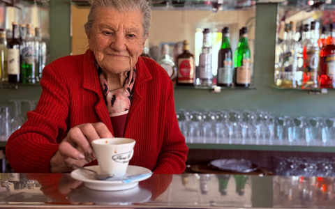 Das Café „Bar Centrale“ ist ein beliebter Anlaufpunkt.  - Foto: Christoph Sator/dpa