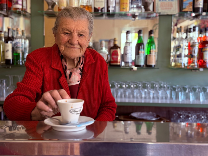 Das Café „Bar Centrale“ ist ein beliebter Anlaufpunkt.  - Foto: Christoph Sator/dpa