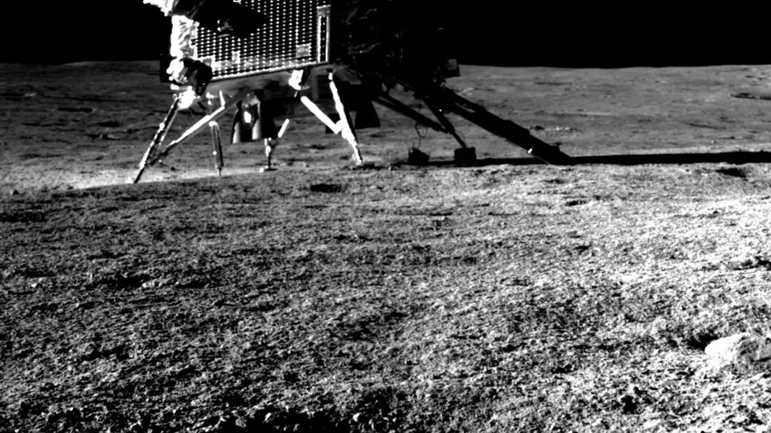 Schon ein paar Zentimeter unter der Mondoberfläche könnte sich Eis befinden. - Bild: -/Indian Space Research Organisation/dpa