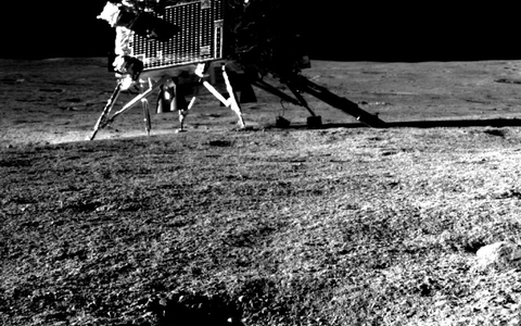 Schon ein paar Zentimeter unter der Mondoberfläche könnte sich Eis befinden. - Foto: -/Indian Space Research Organisation/dpa