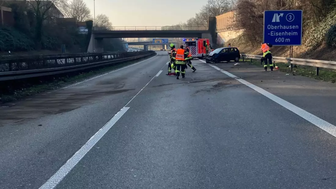 FW-OB: PKW-Unfall am Morgen führte zu kurzzeitiger Vollsperrung der BAB 516 in Fahrtrichtung Oberhausen Zentrum - Bild: presseportal.de