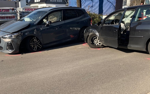 POL-GM: Bei Frontalzusammenstoß leicht verletzt - Foto: presseportal.de