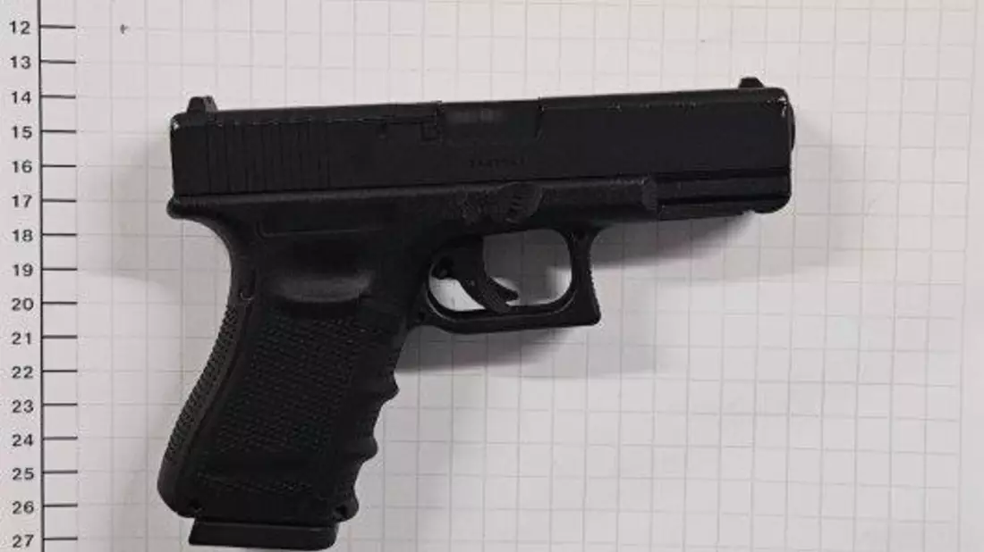BPOL NRW: Bundespolizei findet Waffe und Einhandmesser bei 42-Jährigem auf - Bild: presseportal.de
