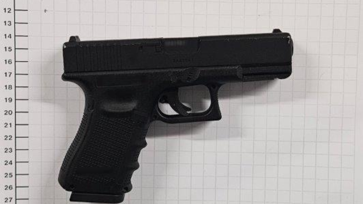 BPOL NRW: Bundespolizei findet Waffe und Einhandmesser bei 42-Jährigem auf - Foto: presseportal.de