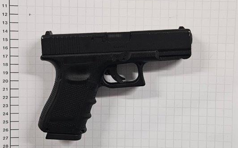 BPOL NRW: Bundespolizei findet Waffe und Einhandmesser bei 42-Jährigem auf - Foto: presseportal.de