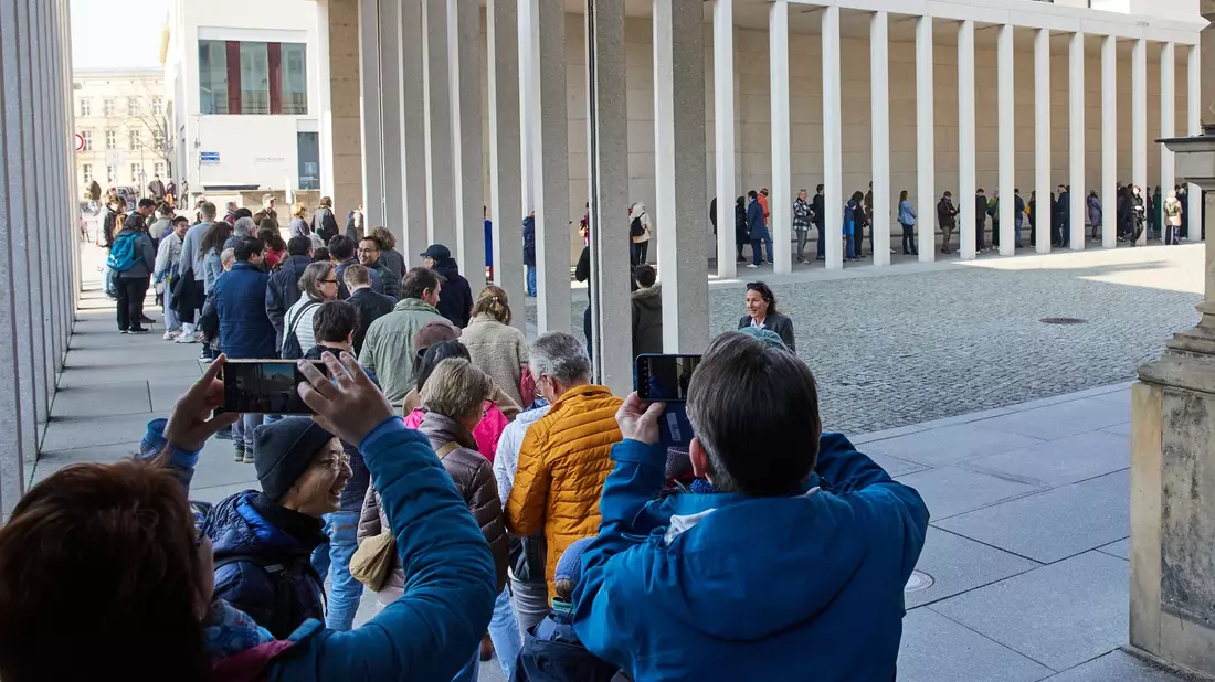 Eine Warteschlange bildete sich vor dem Eingang des Pergamonmuseums. - Bild: Joerg Carstensen/dpa