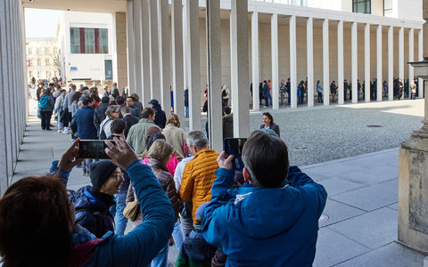 Eine Warteschlange bildete sich vor dem Eingang des Pergamonmuseums. - Foto: Joerg Carstensen/dpa