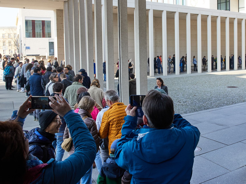 Eine Warteschlange bildete sich vor dem Eingang des Pergamonmuseums. - Foto: Joerg Carstensen/dpa