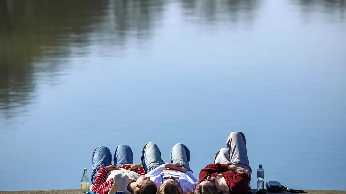 Am Niederrhein verwandelten sich Straßen in Wasserlandschaften.  - Bild: Christoph Reichwein/dpa