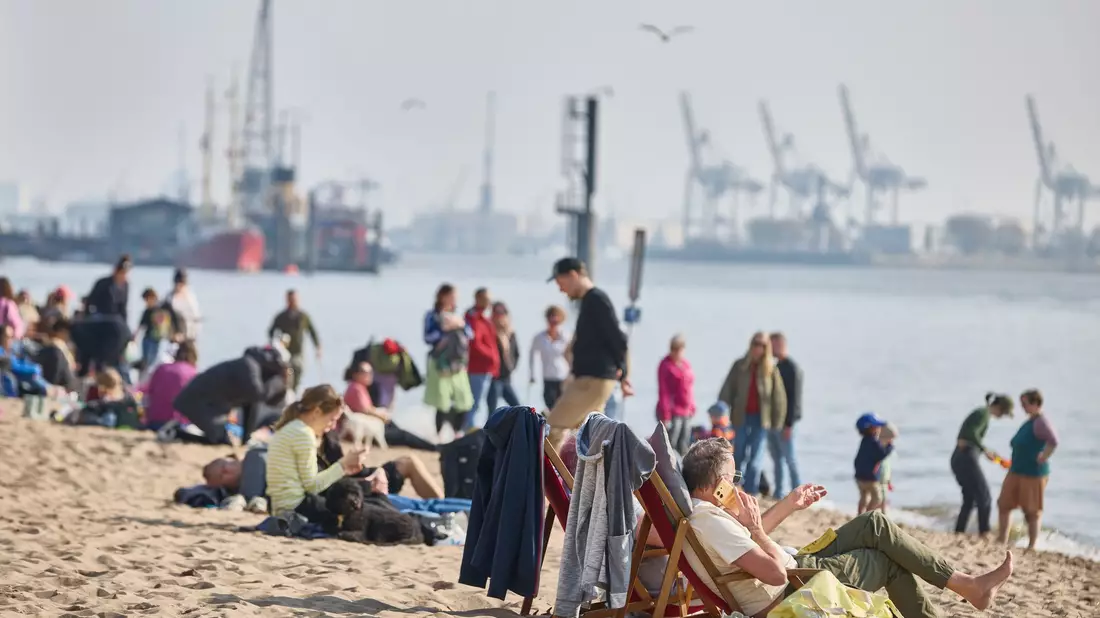 Die Sonne lockte auch viele Menschen zum Elbstrand in Hamburg. - Bild: Georg Wendt/dpa