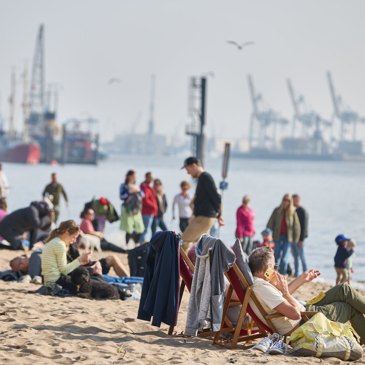 Die Sonne lockte auch viele Menschen zum Elbstrand in Hamburg. - Foto: Georg Wendt/dpa