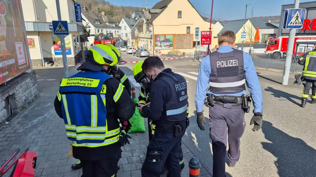FW VG Westerburg: Chemischer Geruch aus Mehrfamilienhaus gemeldet - Feuerwehren im Einsatz - Bild: presseportal.de