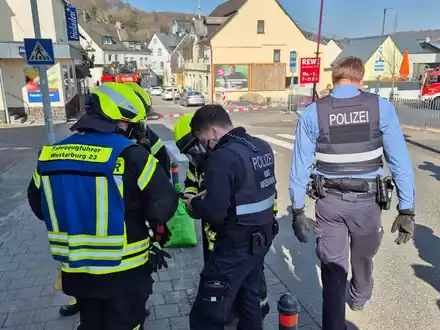 FW VG Westerburg: Chemischer Geruch aus Mehrfamilienhaus gemeldet - Feuerwehren im Einsatz - Foto: presseportal.de