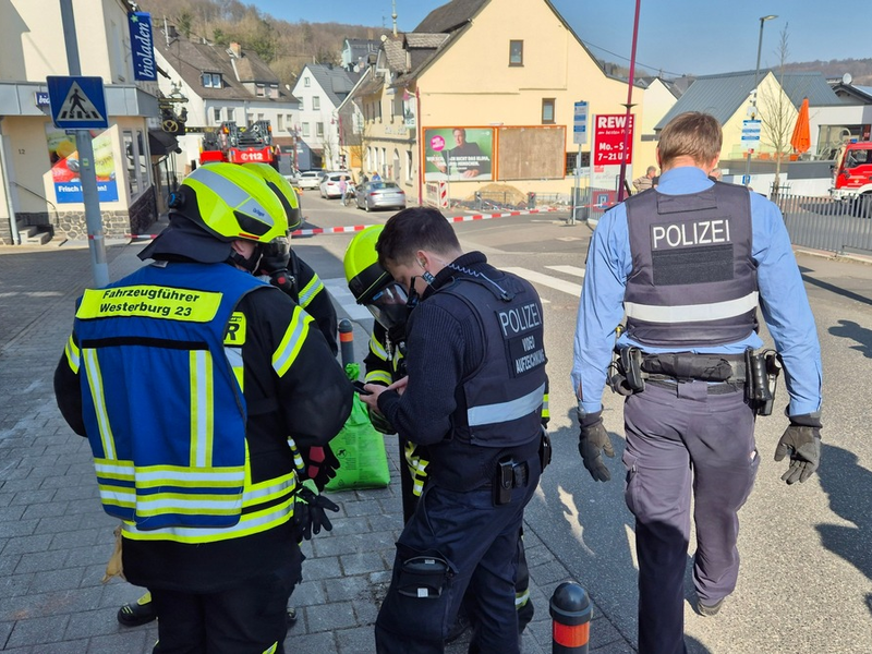 FW VG Westerburg: Chemischer Geruch aus Mehrfamilienhaus gemeldet - Feuerwehren im Einsatz - Foto: presseportal.de
