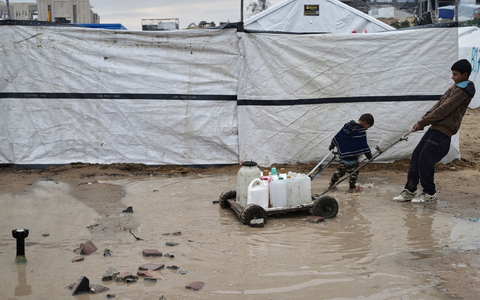 Erstmals seit Aufhebung der israelischen Blockade erreichen Hilfslieferungen einige Palästinenser im Gazastreifen.  - Foto: Jehad Alshrafi/AP/dpa