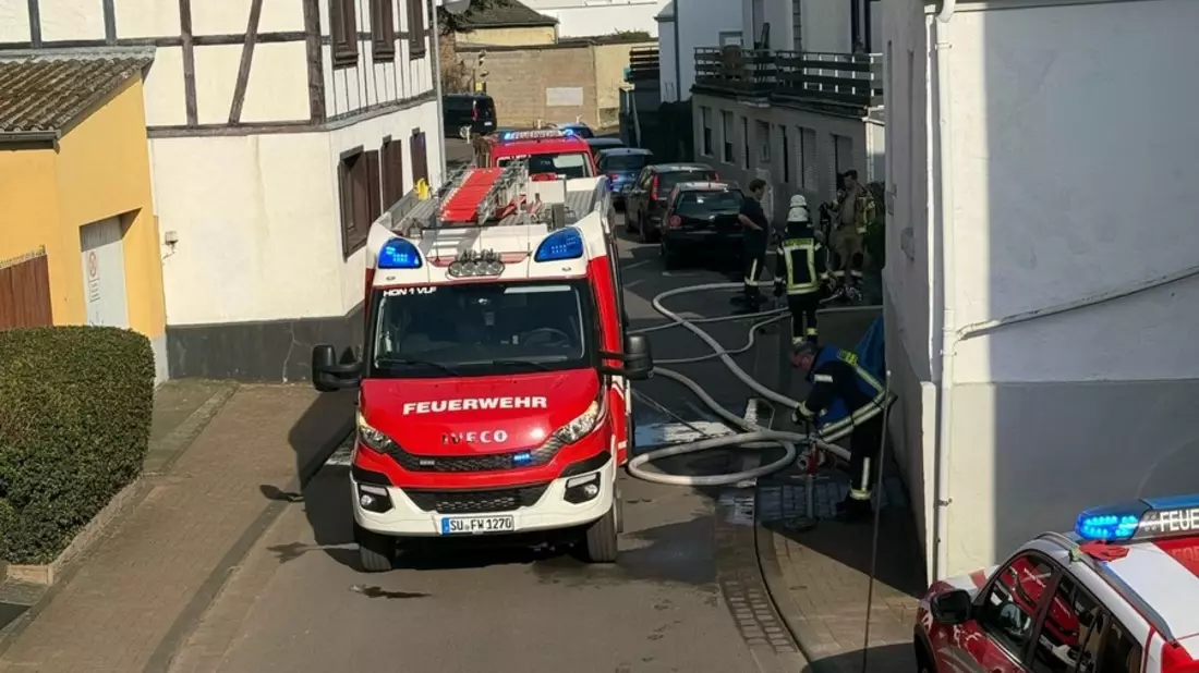 FW Bad Honnef: Pkw und Hecke brennen - Feuerwehr verhindert Übergreifen der Flammen - Bild: presseportal.de