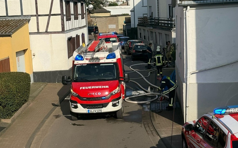 FW Bad Honnef: Pkw und Hecke brennen - Feuerwehr verhindert Ăbergreifen der Flammen - Foto: presseportal.de FW Bad Honnef: Pkw und Hecke brennen - Feuerwehr verhindert Ăbergreifen der Flammen - Foto: presseportal.de