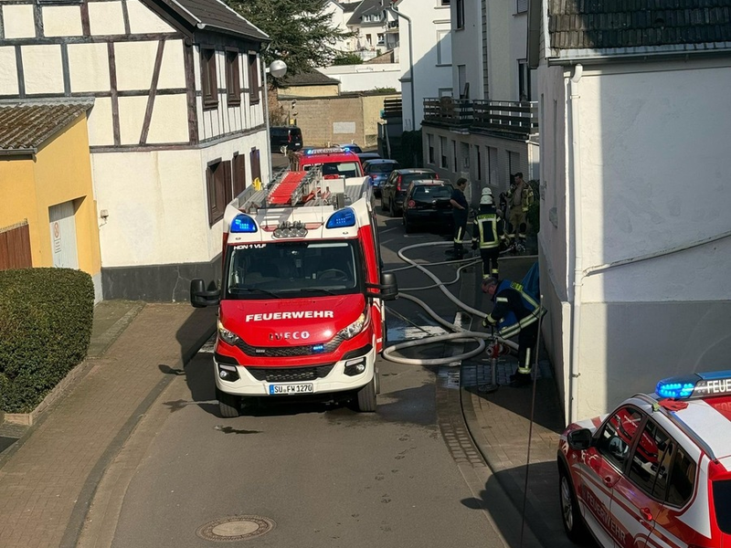 FW Bad Honnef: Pkw und Hecke brennen - Feuerwehr verhindert Übergreifen der Flammen - Foto: presseportal.de