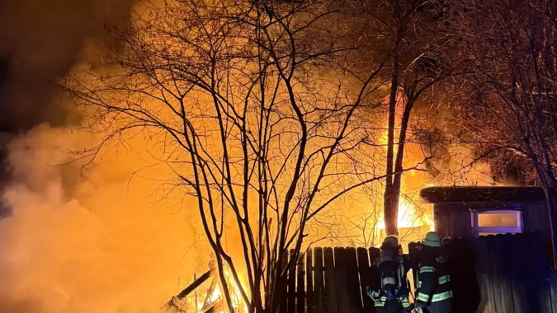 FW Neukirchen-Vluyn: Wochenendhaus in Vollbrand - Feuerwehr verhindert Brandausbreitung - Bild: presseportal.de