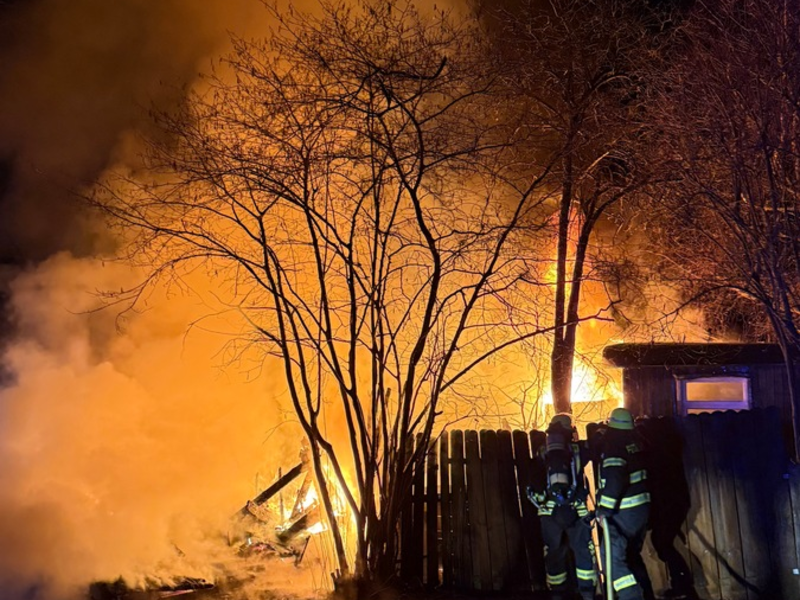 FW Neukirchen-Vluyn: Wochenendhaus in Vollbrand - Feuerwehr verhindert Brandausbreitung - Foto: presseportal.de