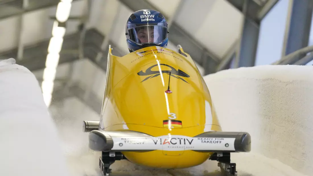 Laura Nolte kämpft bei der Monobob-WM in Lake Placid mit um die Medaillen.   - Bild: Roman Koksarov/dpa