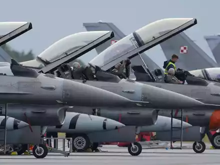 US-Kampfjets vom Typ F-16 während eines Nato-Manövers. (Archivbild) - Foto: Marcus Brandt/dpa