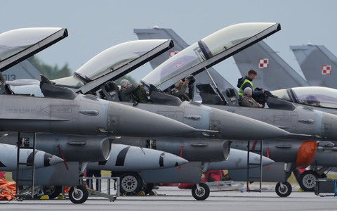 US-Kampfjets vom Typ F-16 während eines Nato-Manövers. (Archivbild) - Foto: Marcus Brandt/dpa