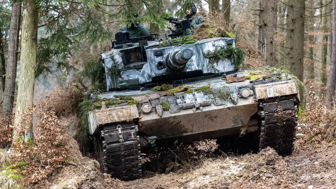 Ein in Deutschland produzierter Leopard-2-Panzer der polnischen Armee nimmt an einer internationalen Militärübung teil. (Archivbild) - Bild: Armin Weigel/dpa