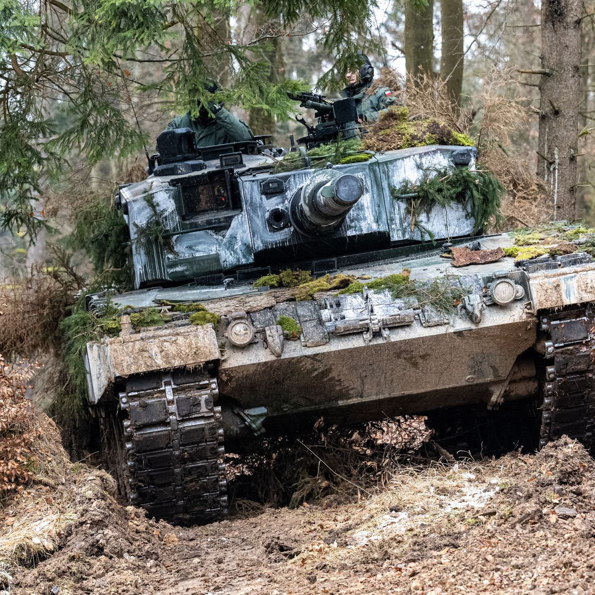 Ein in Deutschland produzierter Leopard-2-Panzer der polnischen Armee nimmt an einer internationalen Militärübung teil. (Archivbild) - Foto: Armin Weigel/dpa