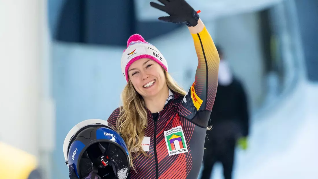 Laura Nolte freut sich bei der Monobob-WM in Lake Placid über Silber. - Bild: Expa/Johann Groder/APA/dpa