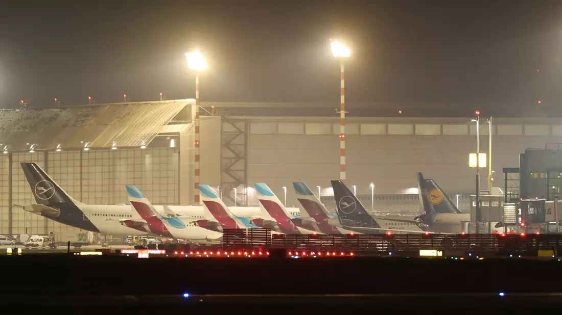 Rund 510.000 Passagiere können ihre Reisen nicht wie geplant antreten. - Bild: Christoph Reichwein/dpa