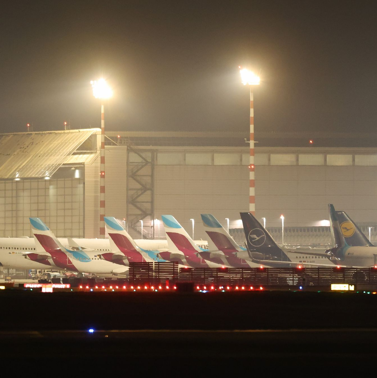 Rund 510.000 Passagiere können ihre Reisen nicht wie geplant antreten. - Foto: Christoph Reichwein/dpa