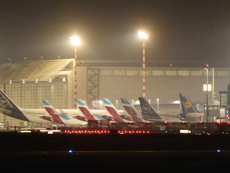 Von den Warnstreiks in beiden Tarifkonflikten sind folgende Flughäfen betroffen: Hamburg, Bremen, Hannover, Berlin, Düsseldorf, Dortmund, Köln/Bonn, Leipzig/Halle, Frankfurt, Stuttgart und München. - Foto: Christoph Reichwein/dpa