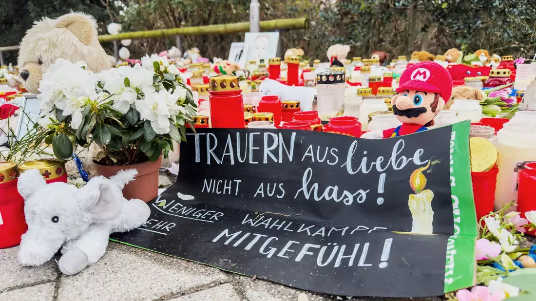 Ermahnungen in der Nähe des Tatorts des tödlichen Messerangriffs von Aschaffenburg: «Weniger Wahlkampf, mehr Mitgefühl!» - Bild: Andreas Arnold/dpa