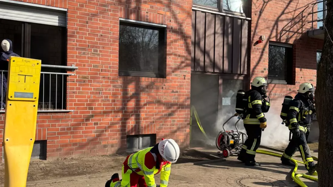 FW Dinslaken: Feuerwehr Dinslaken trainiert am Institut der Feuerwehr in Münster - Bild: presseportal.de