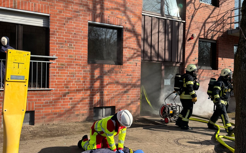 FW Dinslaken: Feuerwehr Dinslaken trainiert am Institut der Feuerwehr in Münster - Foto: presseportal.de
